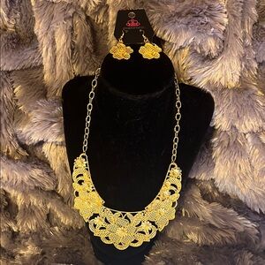 Paparazzi Petunia Paradise Gold-Tone Necklace and Earring Set, 1 Left